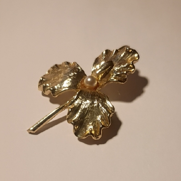 Gold Floral Brooch with Centered Faux Pearl. - Picture 1 of 2